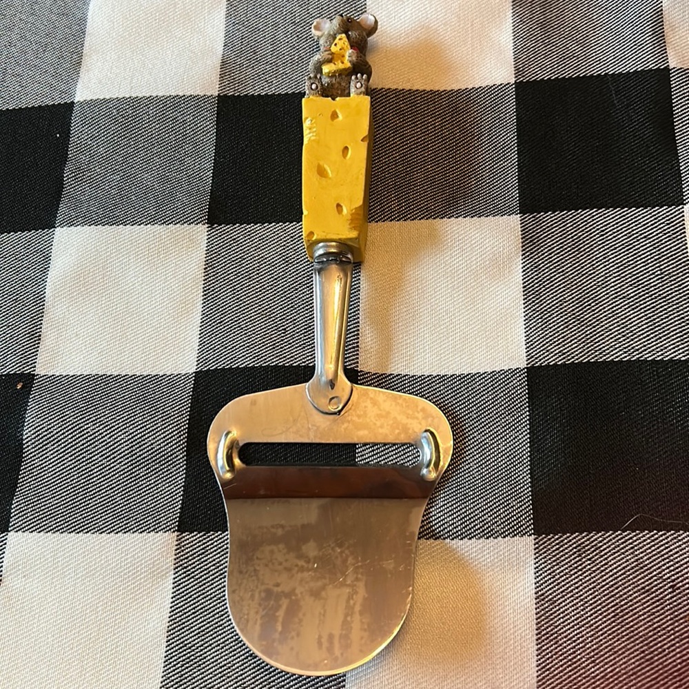 Vintage 1970’s Progressus cheese slicer/server. Perfect for charcuterie! 🧀🐭